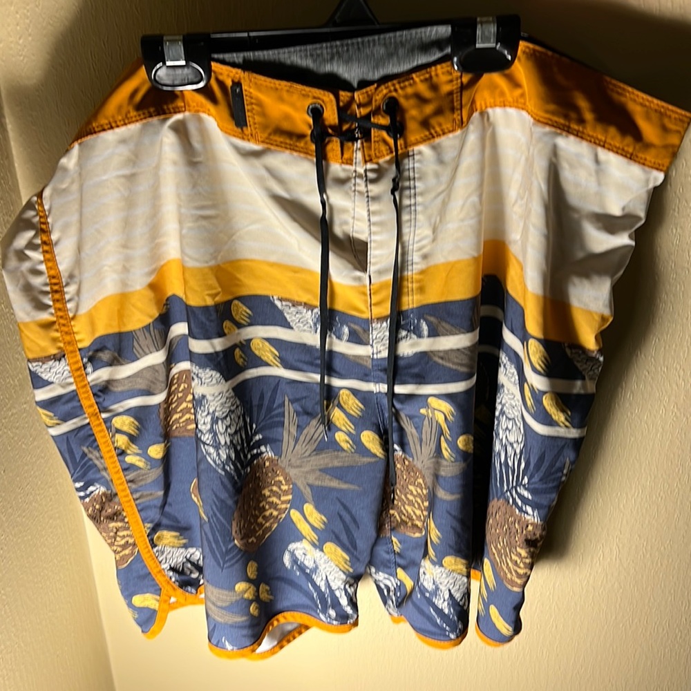 Hurley Mens Pineapples and Parrots Boardshorts Color White/Blue Size W40” OS18”